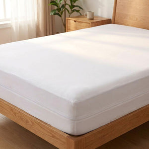 Housse de matelas imperméable blanche ajustée sur un matelas dans une chambre lumineuse