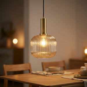 Suspension en verre ambré texturé et laiton doré éclairée au dessus d'une table à manger