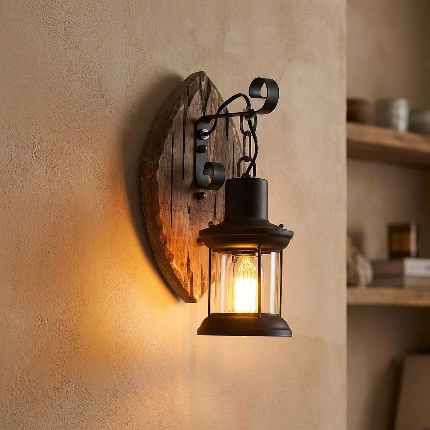 Applique murale industrielle avec cage en métal noir et support en bois arrondi éclairée d'une lumière chaude