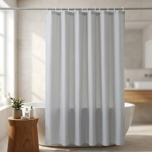 Rideau de douche gris imperméable suspendu autour d'une baignoire lumineuse