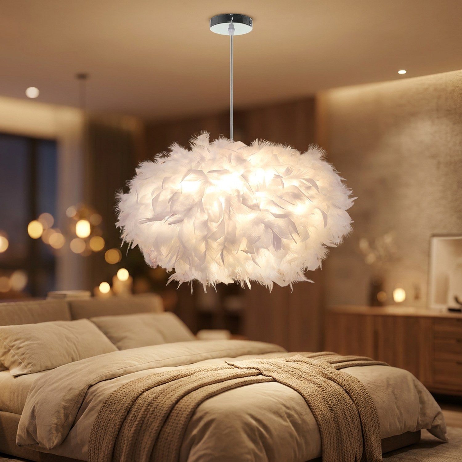 Suspension boule de plumes blanches allumée diffusant une lumière douce au dessus d'un lit dans une chambre cosy
