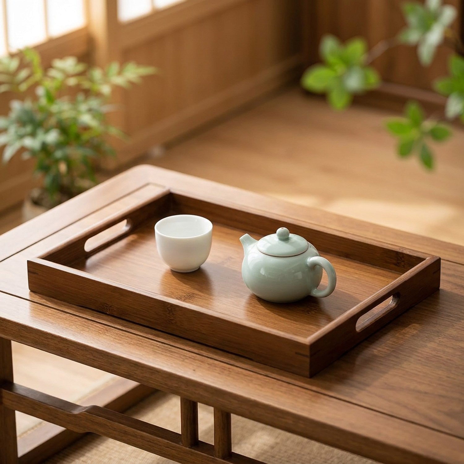 Plateau de service en bambou teinte noyer avec poignées sur une table en bois dans un intérieur chaleureux