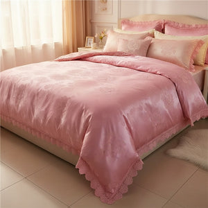 Couvre-lit en satin brillant rose au motif floral et bordure en dentelle sur un lit fait dans une chambre lumineuse