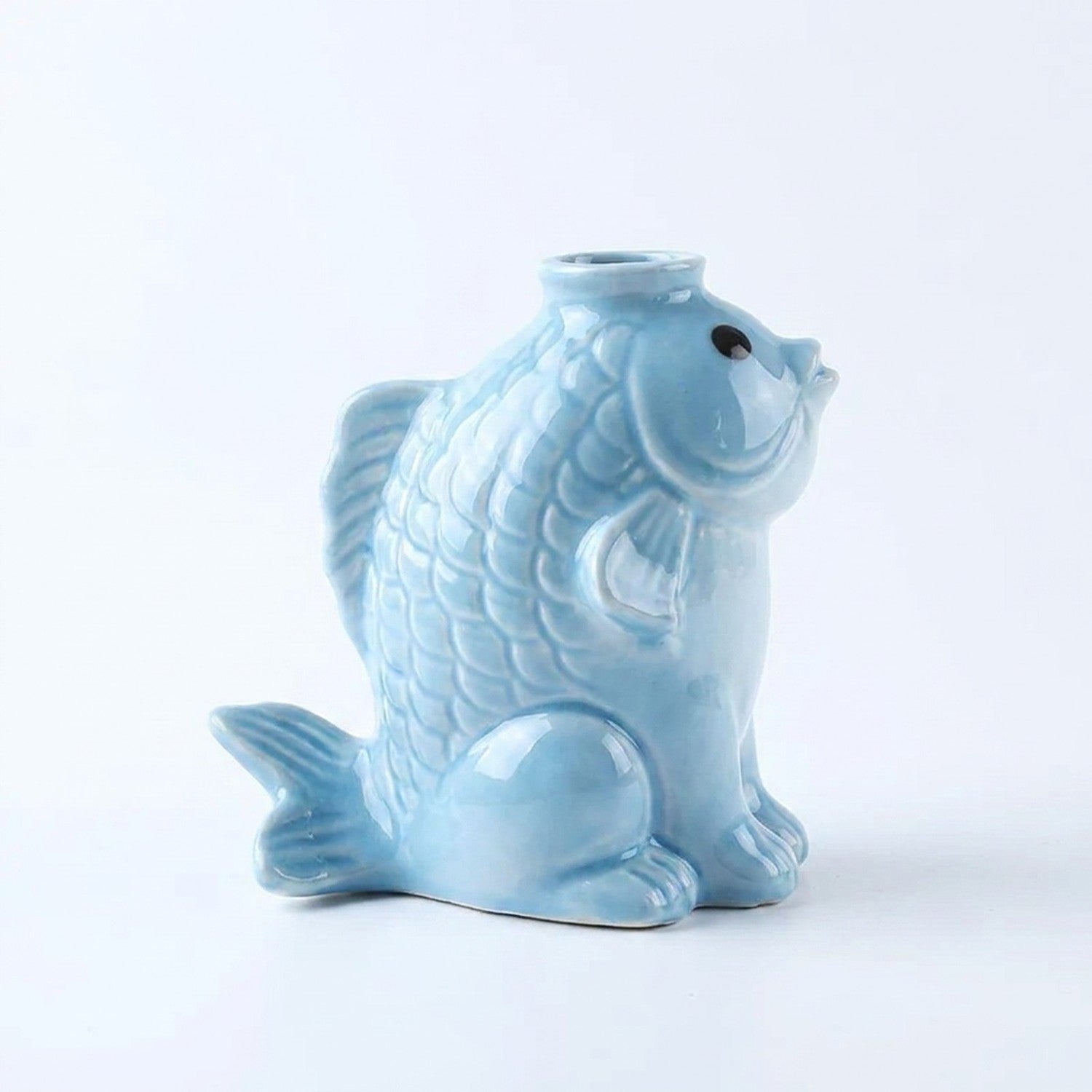 Vase céramique en forme de poisson bleu ciel, sur fond blanc
