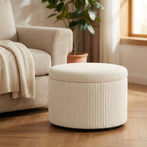 Pouf coffre de rangement rond en velours côtelé beige posé dans un salon lumineux