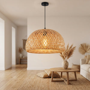 Suspension bambou dôme tressé dans un salon Japandi avec canapé beige et plantes séchées