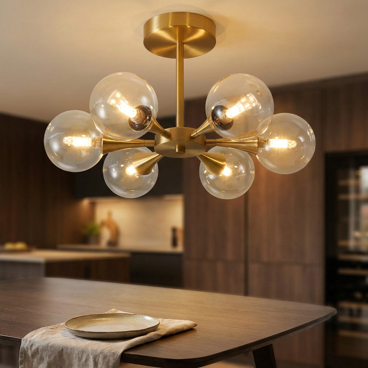 Lustre art déco 6 globes en verre laiton doré allumé au-dessus d'une table à manger