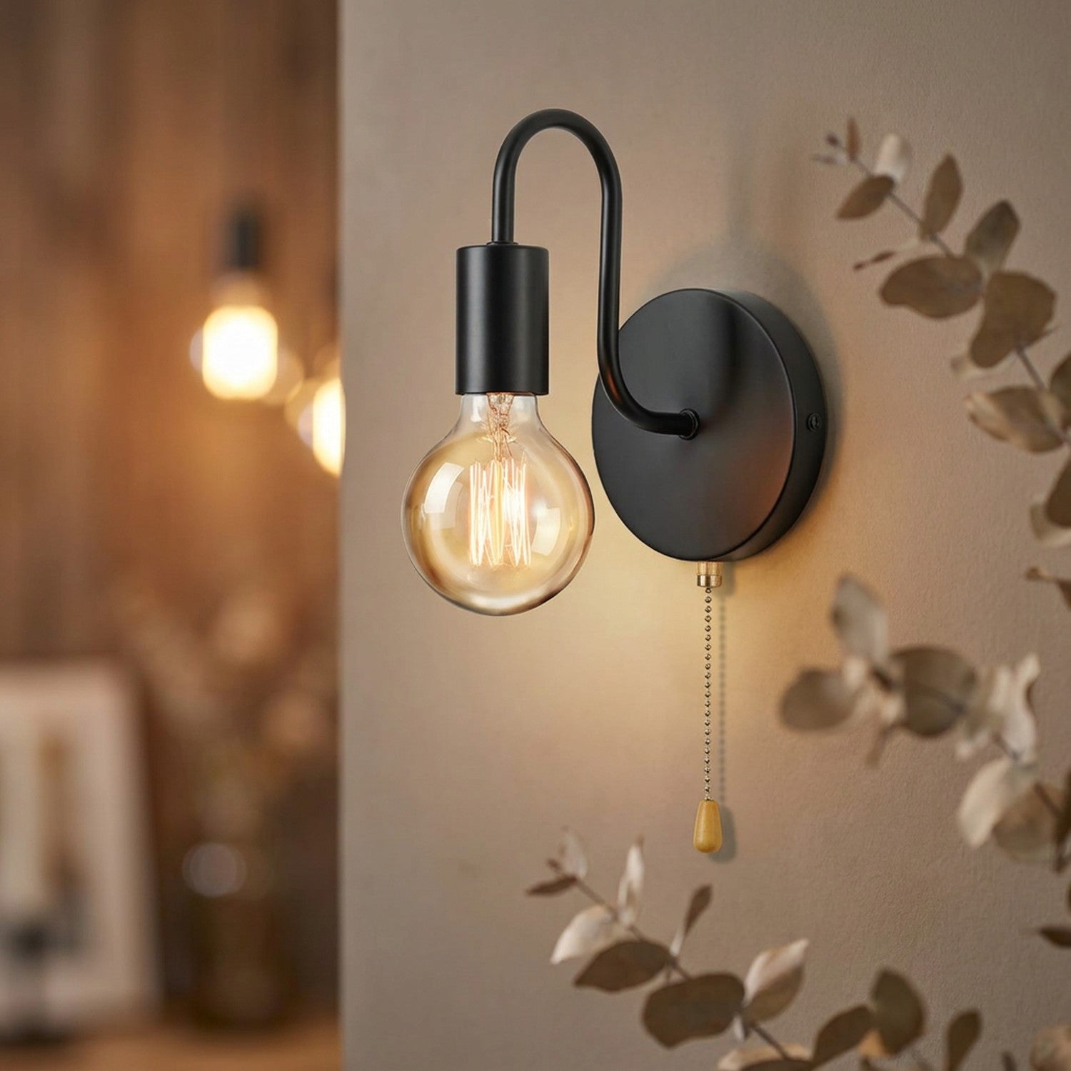 Applique murale vintage noire en métal avec ampoule à filament allumée