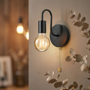 Applique murale vintage noire en métal avec ampoule à filament allumée