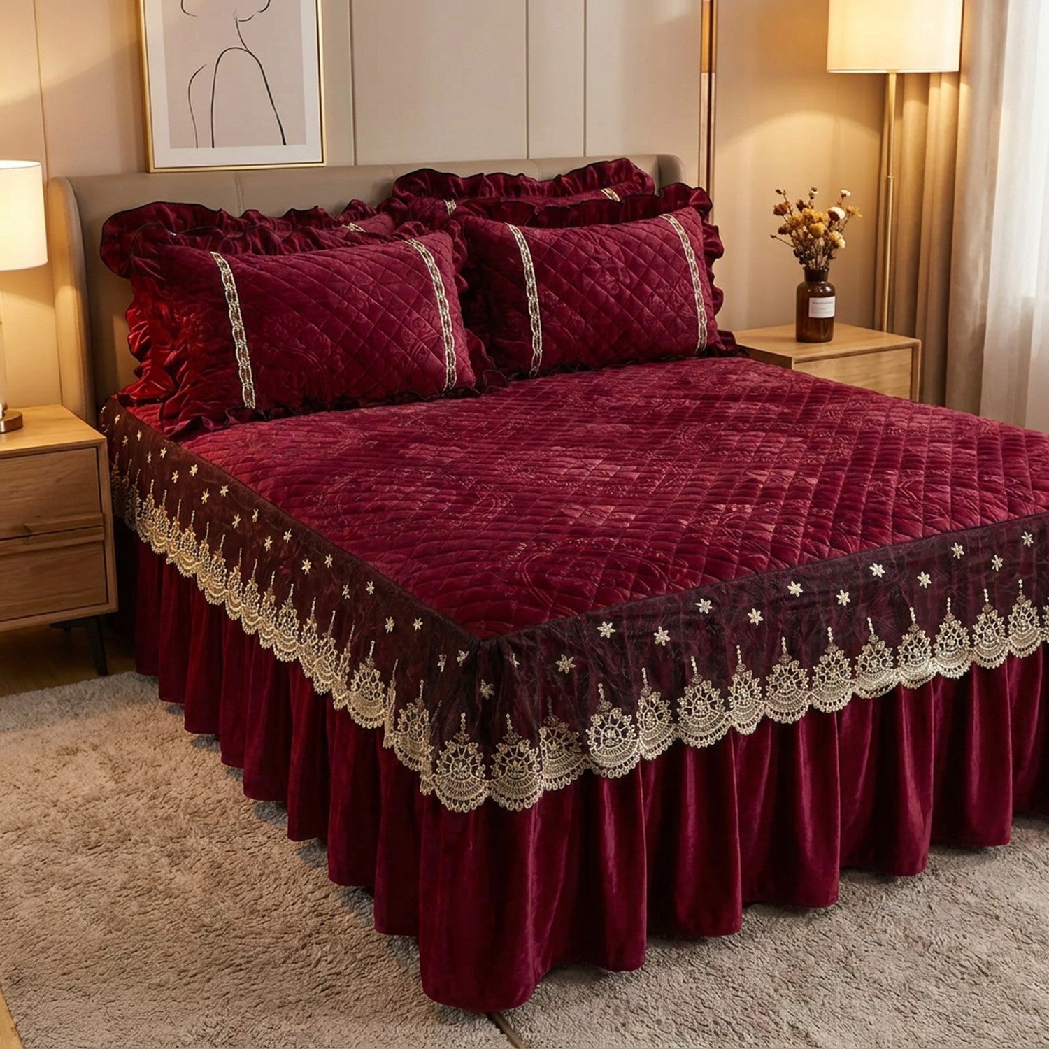 Couvre-lit matelassé en velours grenat avec jupe à volants en dentelle installé sur un lit dans une chambre chaleureuse