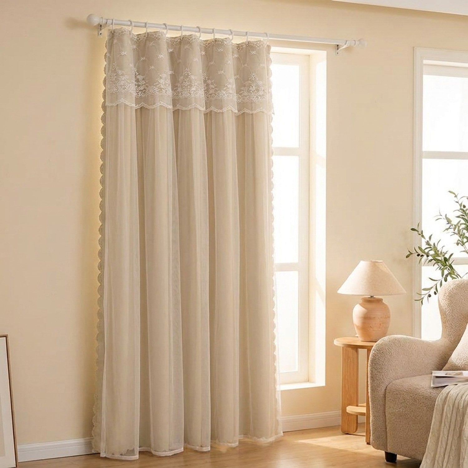 Rideau double voilage beige avec bordure dentelle suspendu à une tringle dans un salon