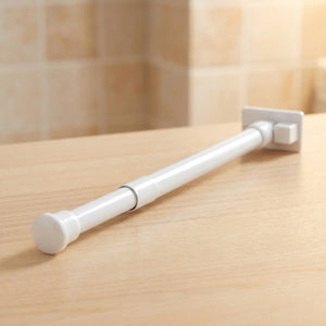 Tringle à rideau blanche extensible avec crochet adhésif sur fond chaleureux