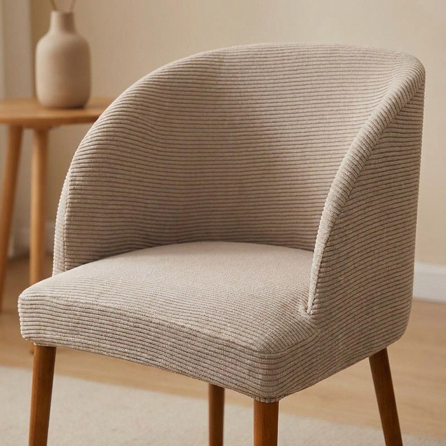 Housse de chaise ronde en tissu jacquard installée sur une chaise de salle à manger au dossier incurvé
