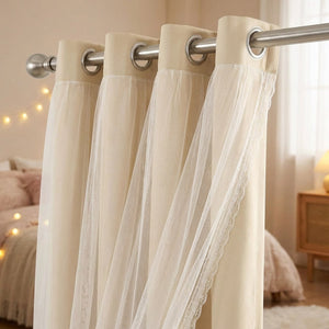 Rideau occultant chambre fille avec double voile romantique bordé de dentelle devant une fenêtre lumineuse
