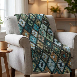 Plaid patchwork multicolore effet crochet drapé sur un canapé gris dans un salon lumineux