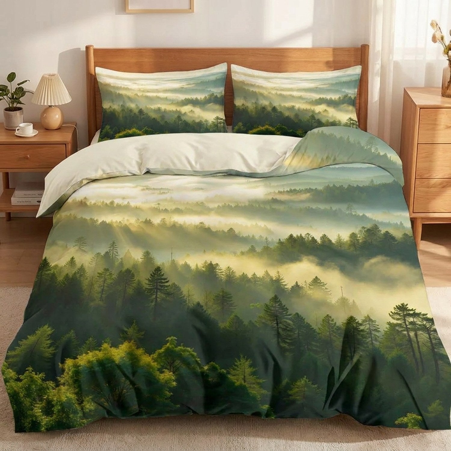 Parure de lit imprimée d'une forêt brumeuse et de montagnes sous ciel ensoleillé sur un lit fait