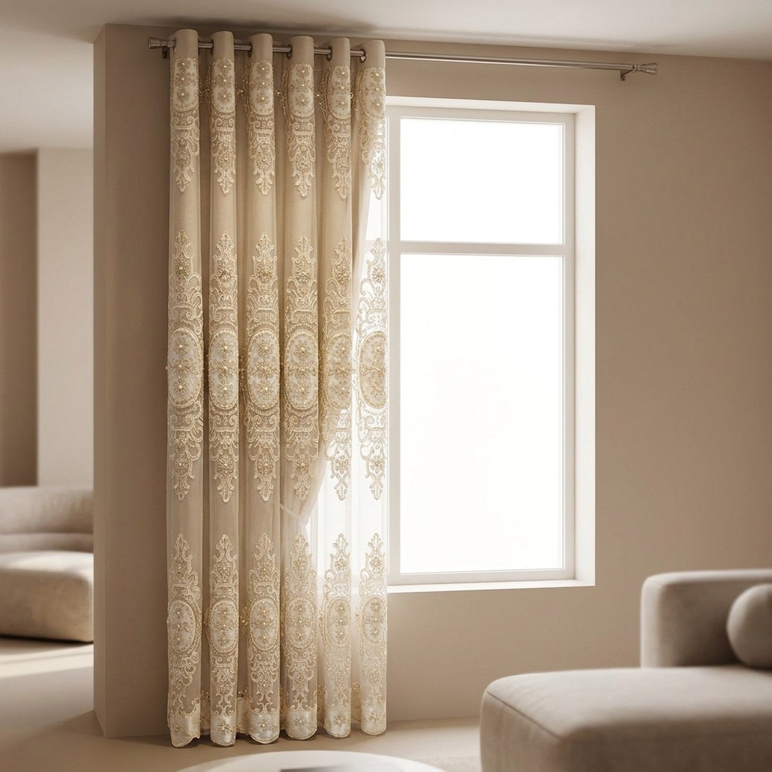 Rideau occultant beige brodé de fleurs en relief à œillets suspendu devant une fenêtre lumineuse