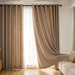 Rideau occultant thermique beige suspendu à une tringle dans un salon lumineux