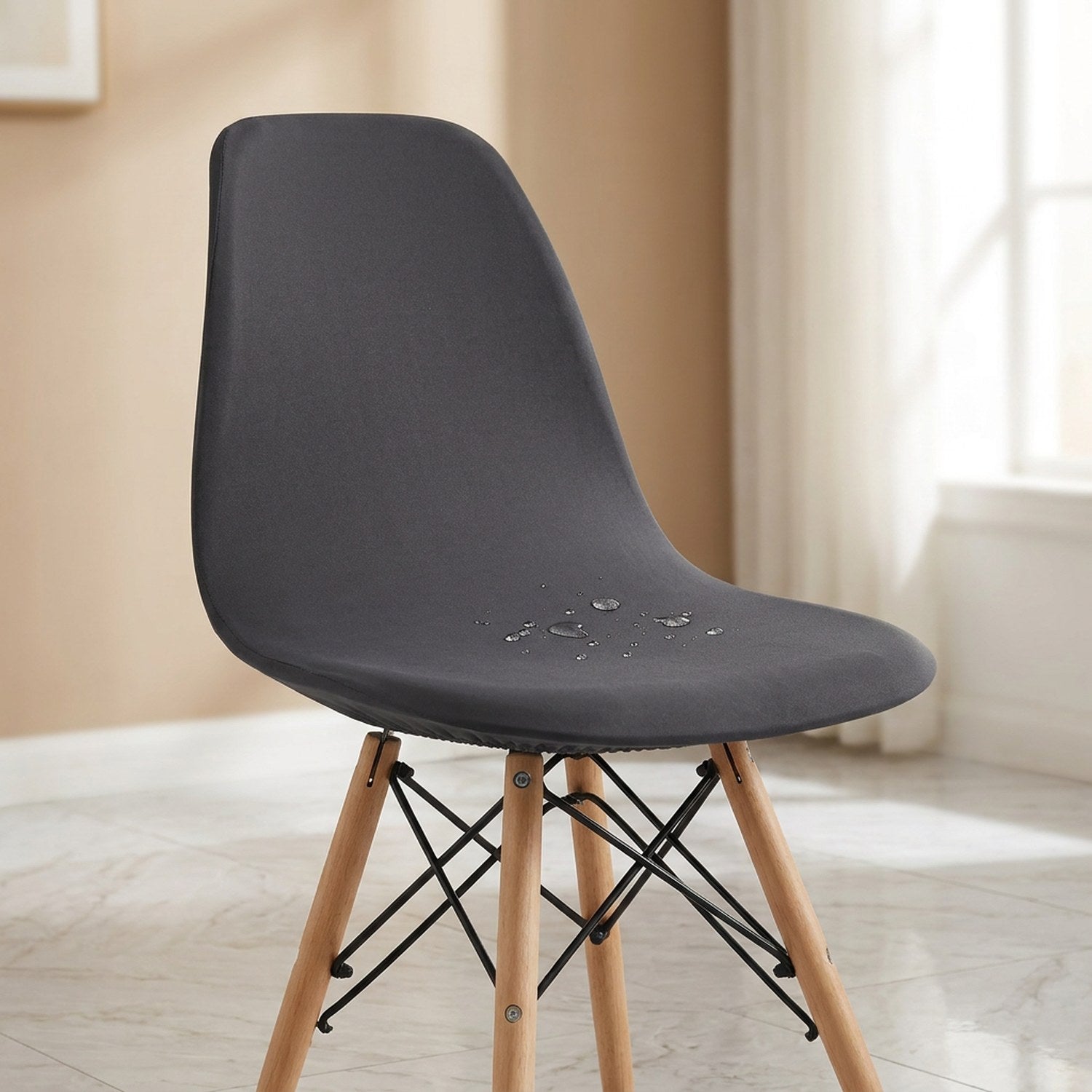 Housse de chaise grise extensible sur une chaise scandinave en gros plan