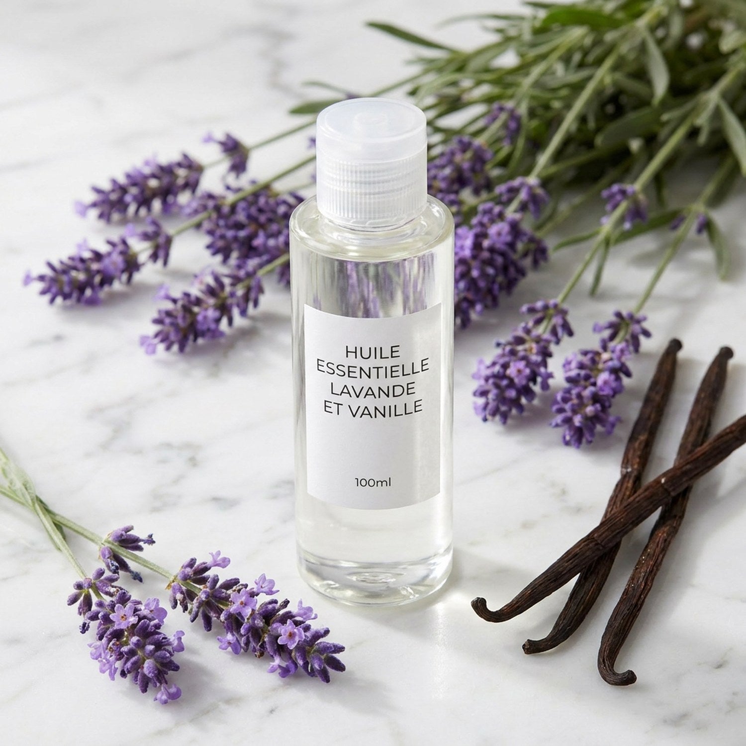 Recharge diffuseur parfum lavande et vanille 100ml sur marbre blanc avec lavande et gousses de vanille