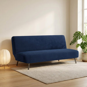 Housse de canapé convertible bleu marine posée sur une banquette sans accoudoirs dans un salon lumineux
