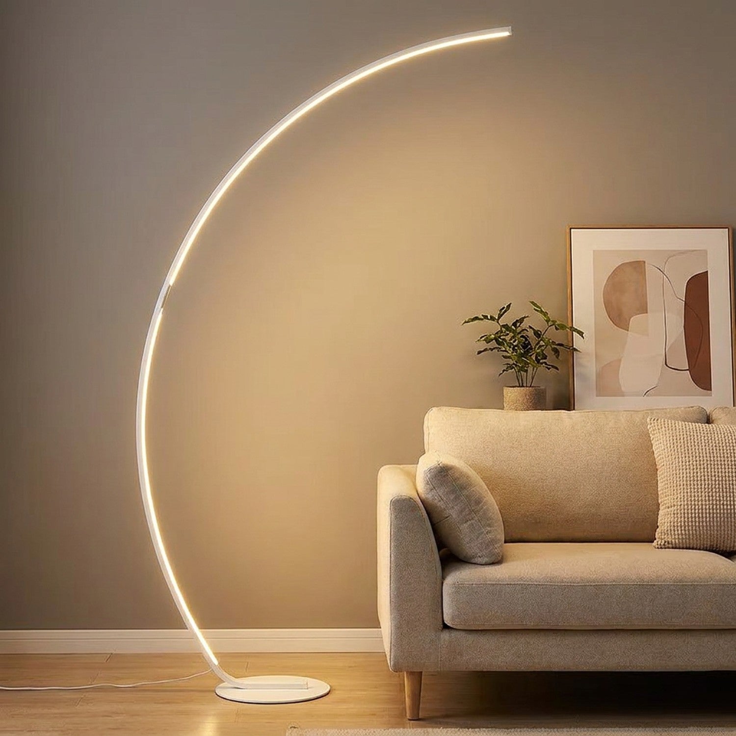 Lampadaire LED en arc nordique blanc dans un salon scandinave éclairage ambiant allumé