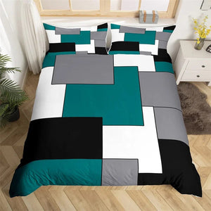 Parure de lit géométrique aux blocs colorés turquoise installée sur un lit dans une chambre lumineuse