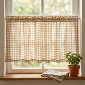 Rideau vichy beige et blanc suspendu devant une fenêtre de cuisine lumineuse