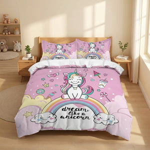 Parure de lit licorne rose avec taies assorties posée sur un lit dans une chambre d'enfant