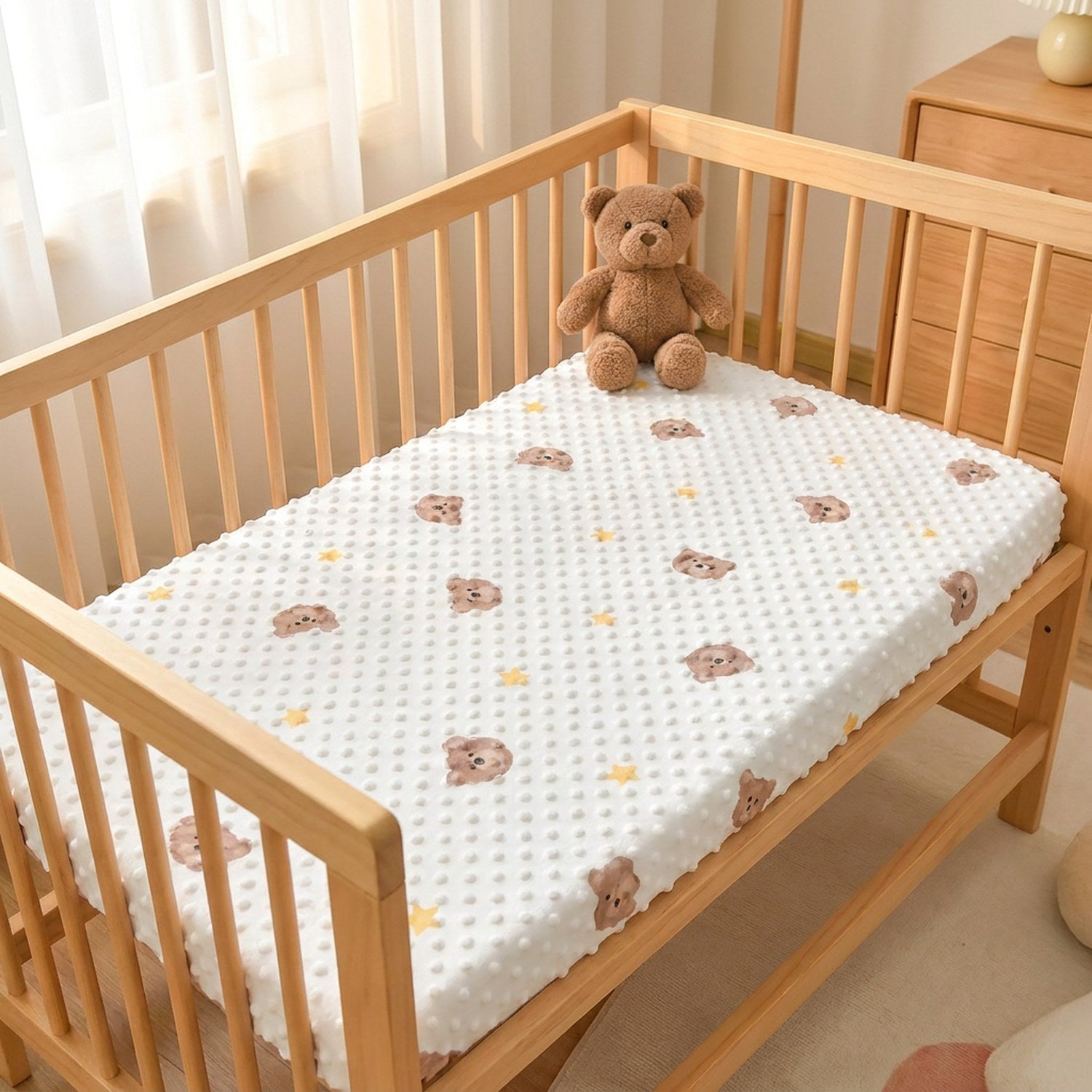 Drap-housse bébé à pois blanc orné de petits oursons et d'étoiles sur un berceau en bois