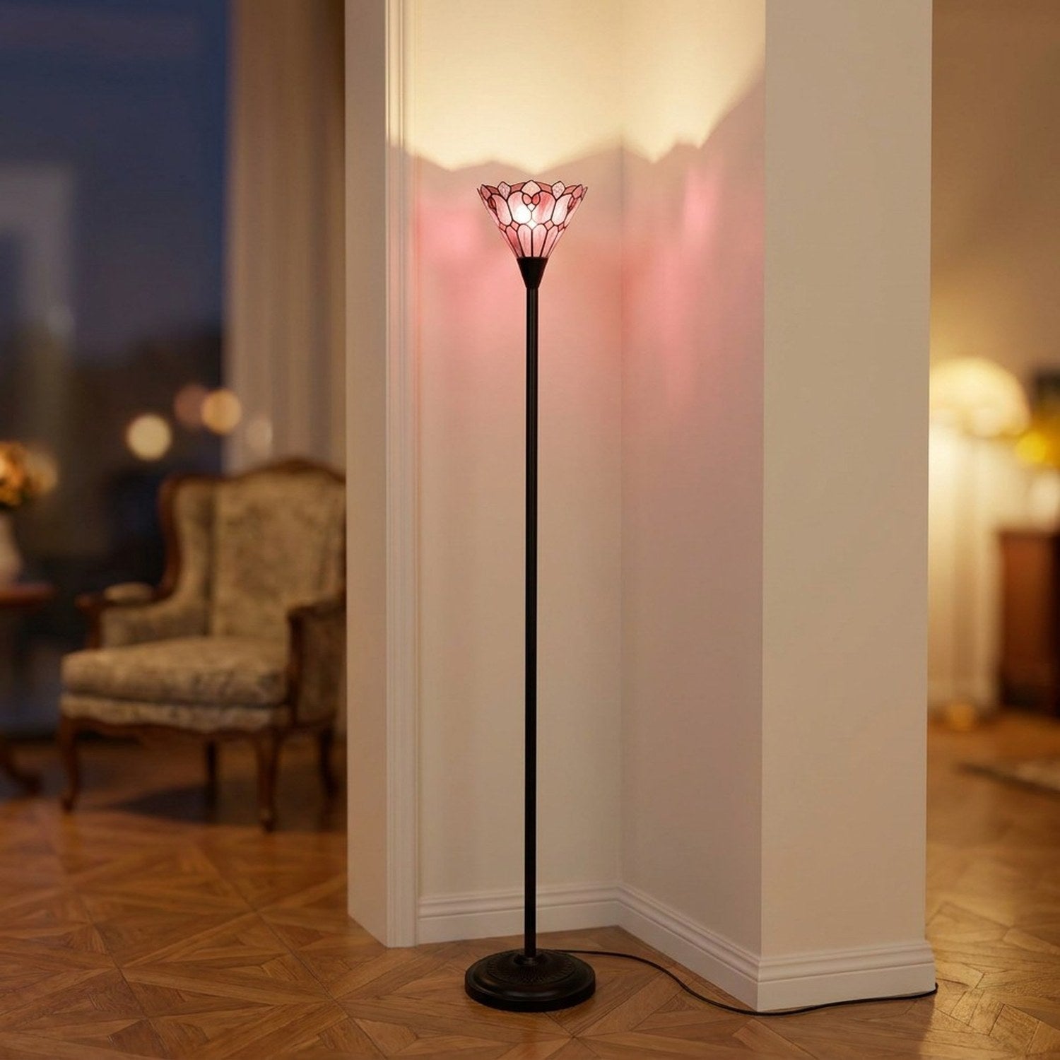 Lampadaire style Tiffany rose allumé dans un salon élégant, lumière rosée projetée au plafond
