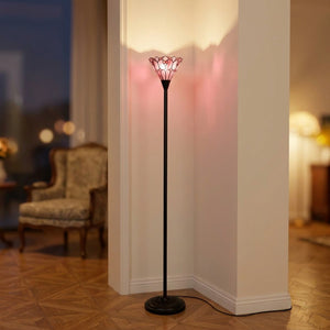 Lampadaire style Tiffany rose allumé dans un salon élégant, lumière rosée projetée au plafond