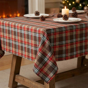 Nappe de Noël à carreaux tartan marron dressée sur une table en bois