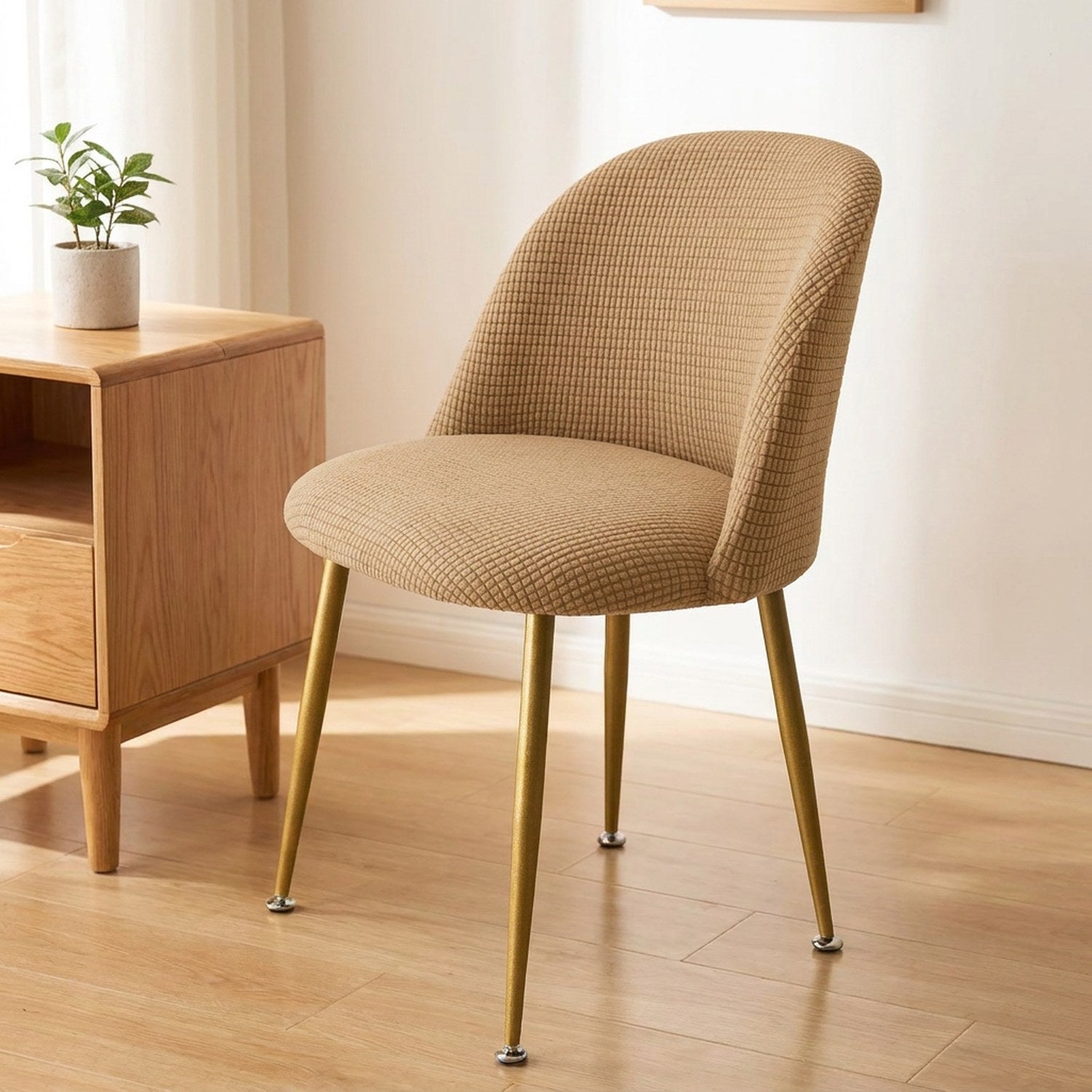 Housse de chaise marron extensible ajustée sur une chaise scandinave