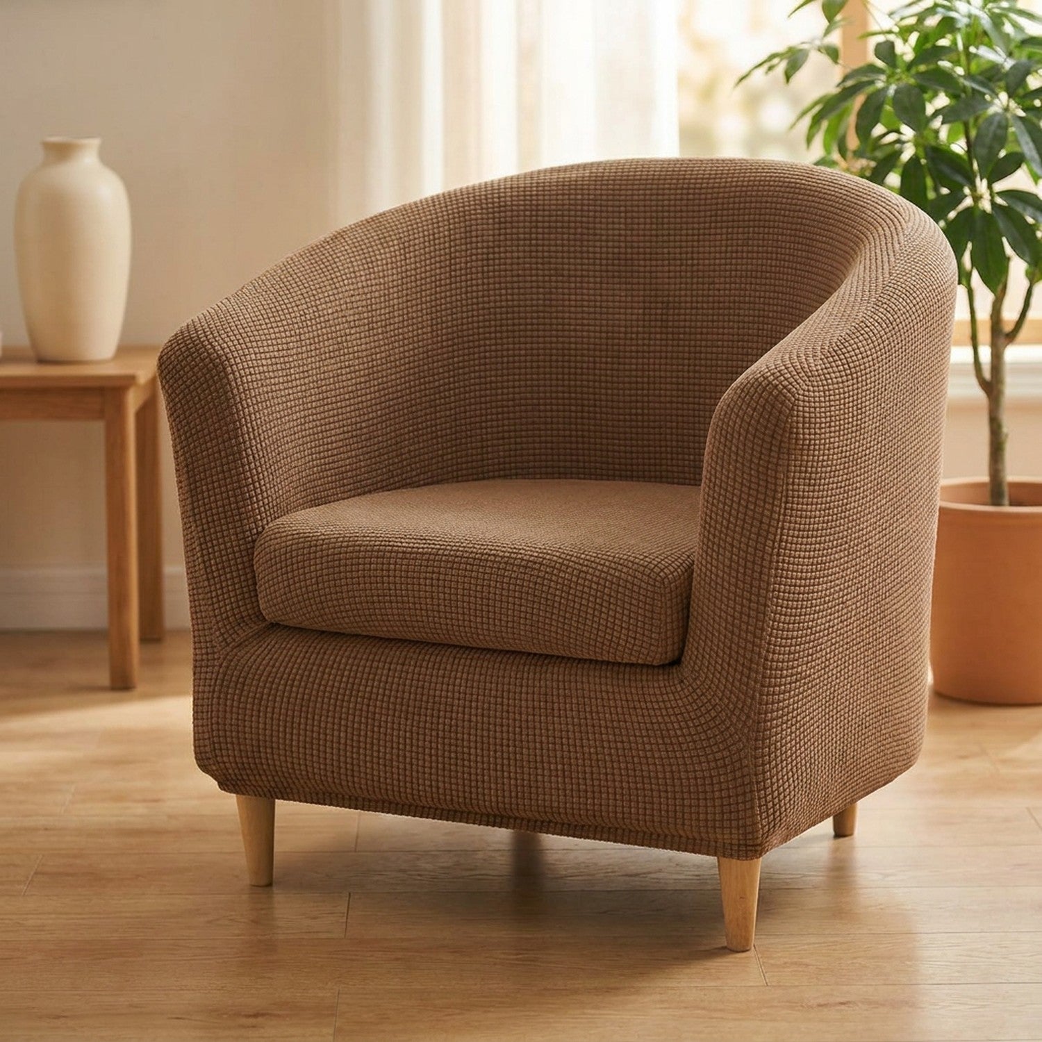 Housse de fauteuil club en jacquard marron sur un fauteuil arrondi