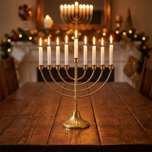 Menorah juive 9 branches métal doré bougies allumées Hanoukka décoration