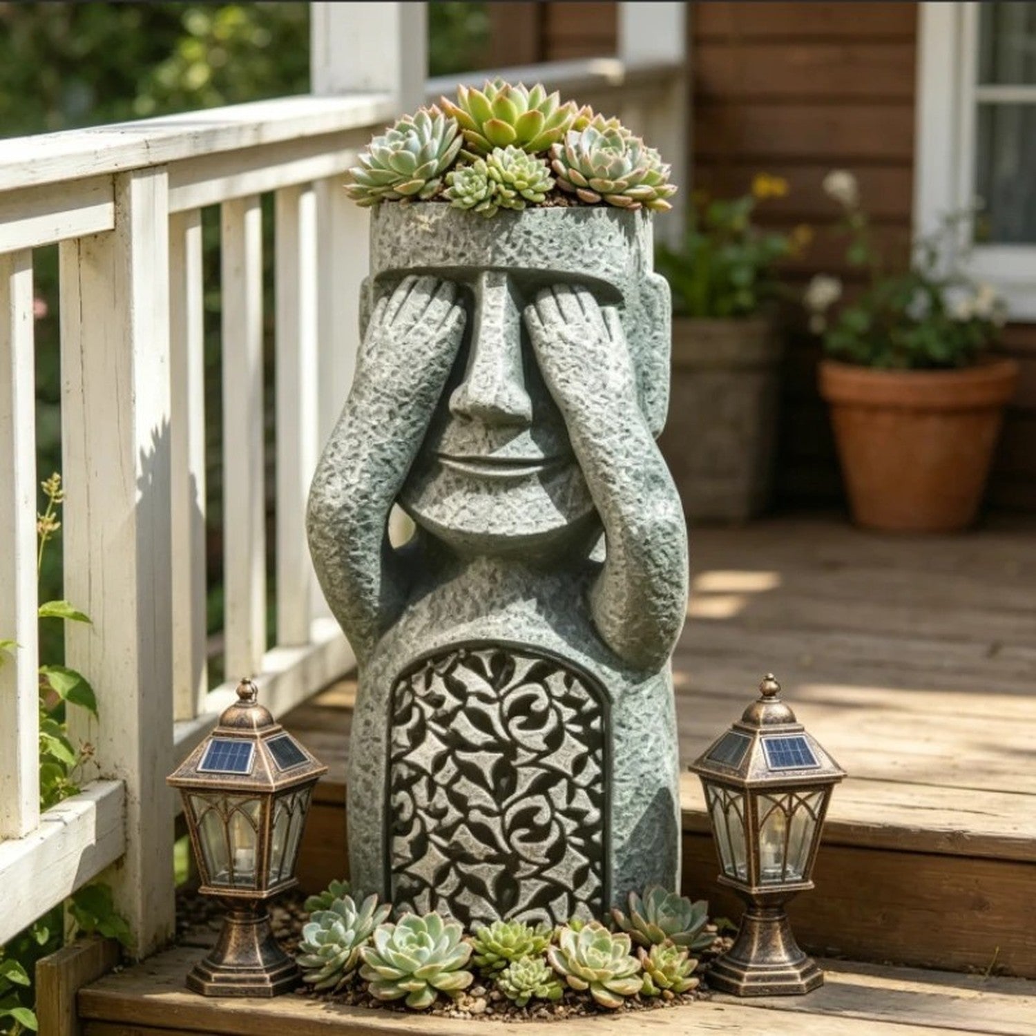 Statue moaï pot plantes avec succulentes sur terrasse bois décoration jardin
