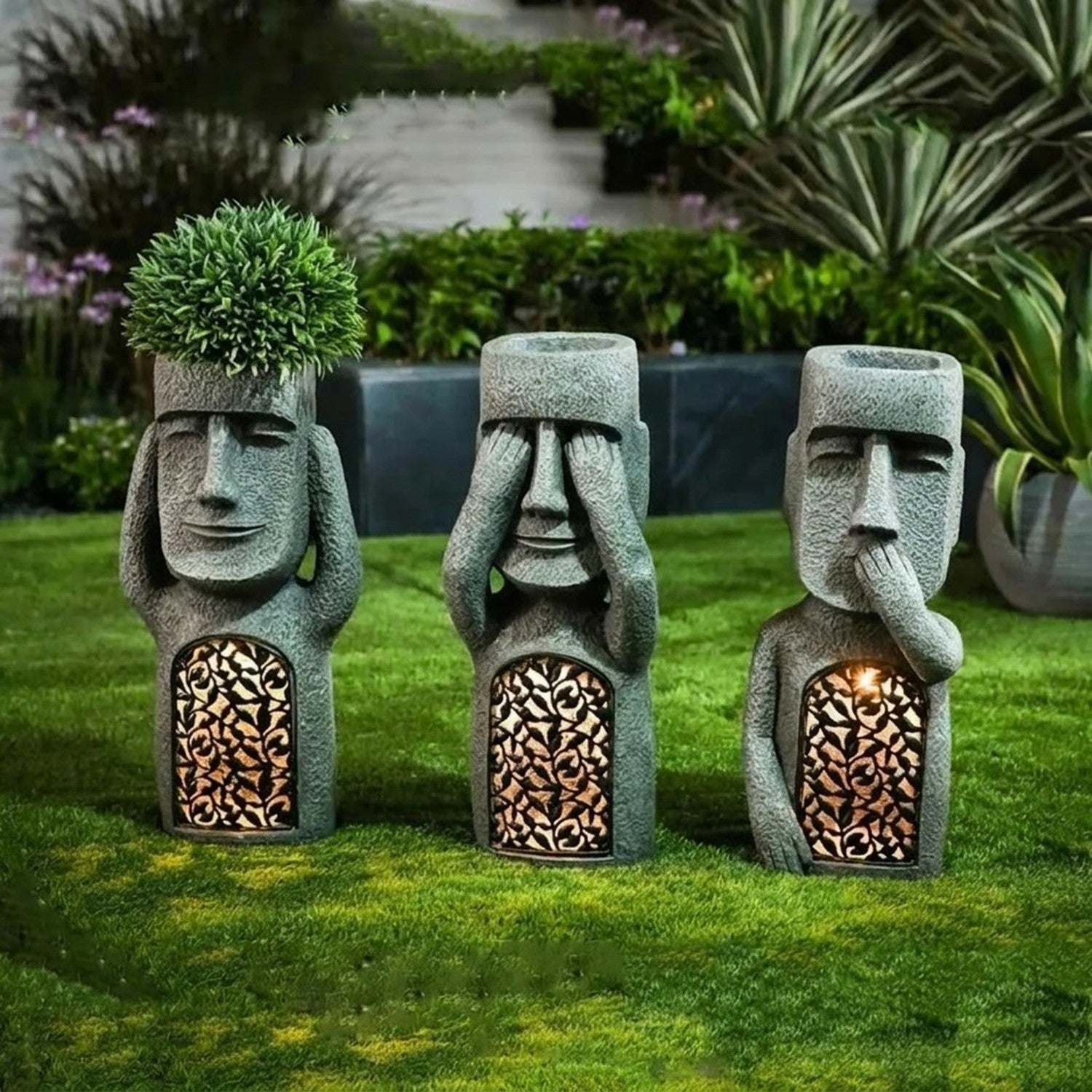 Trois statues moaï trois singes sages sur pelouse jardin décoration extérieure