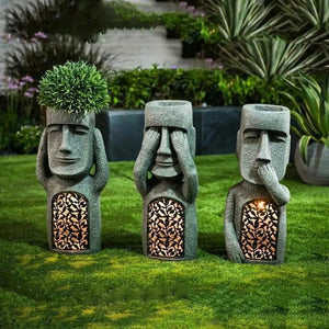 Trois statues moaï trois singes sages sur pelouse jardin décoration extérieure