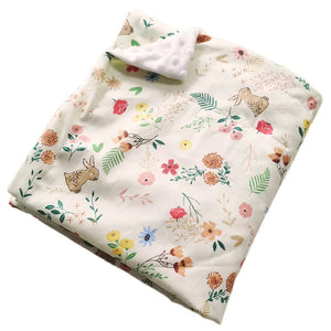 Couverture bébé minky imprimé fleurs et lapins