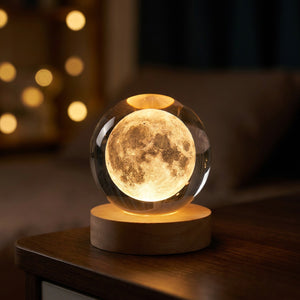 Lampe boule de cristal gravée de la Lune en 3D allumée