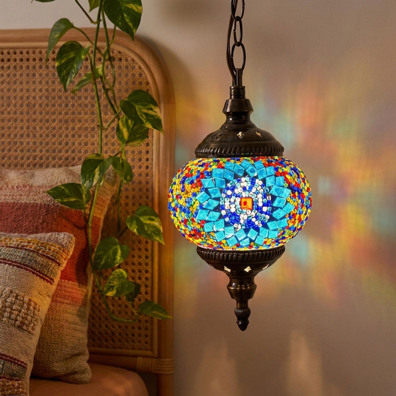 Suspension mosaïque turque dans une chambre bohème éclairant le mur de couleurs