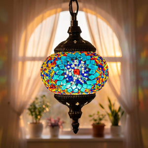 Suspension mosaïque turque devant une fenêtre projetant une lumière colorée