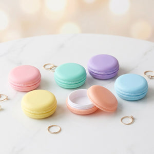 Lot de six boîtes à bijoux macaron multicolores pastel dont une ouverte sur fond marbre