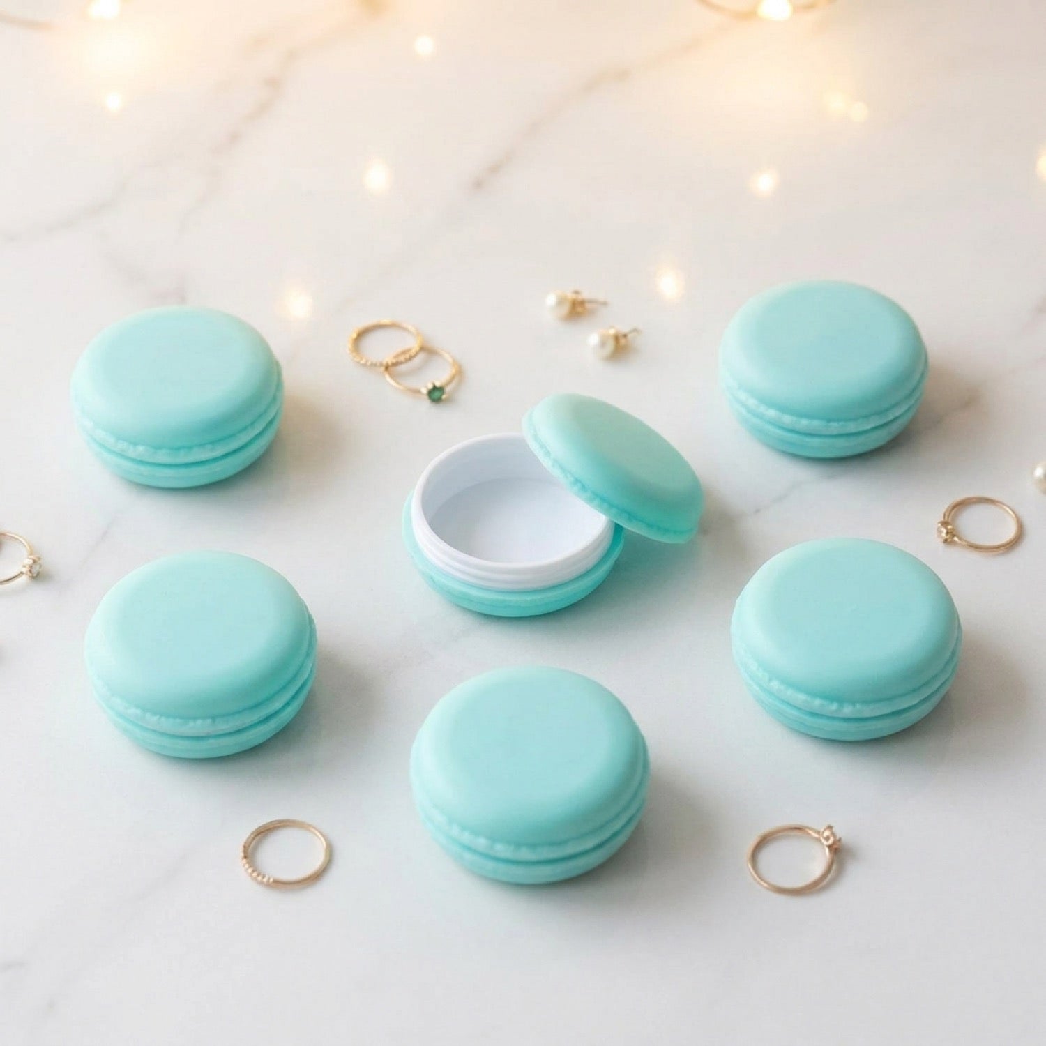 Lot de six boîtes à bijoux macaron turquoise pastel dont une ouverte sur fond marbre