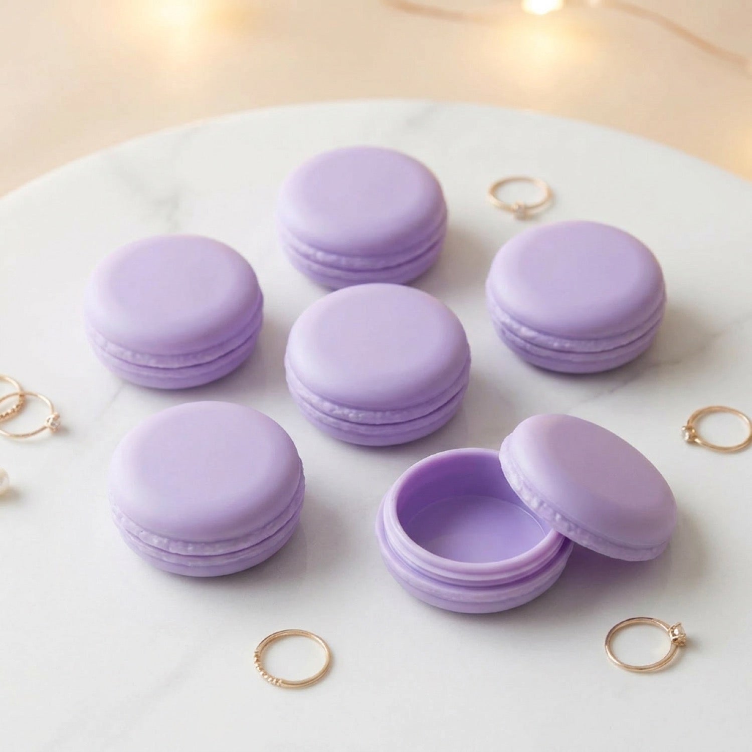 Lot de six boîtes à bijoux macaron violet pastel dont une ouverte sur fond marbre
