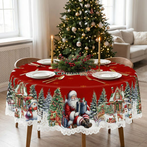 Nappe de Noël ronde rouge à bord festonné en dentelle sur une table ronde dressée avec assiettes blanches bougies dorées et sapin illuminé