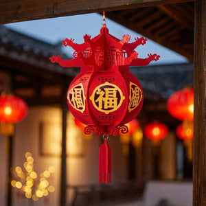 Lanterne chinoise Dragon en tissu flocké rouge suspendue à une poutre dans une cour traditionnelle au crépuscule