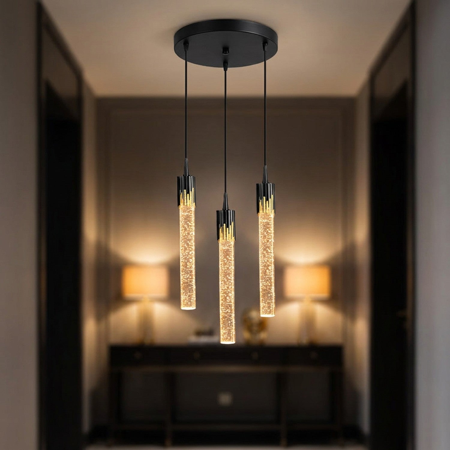 Lustre en cristal noir à trois barreaux allumé dans une entrée élégante