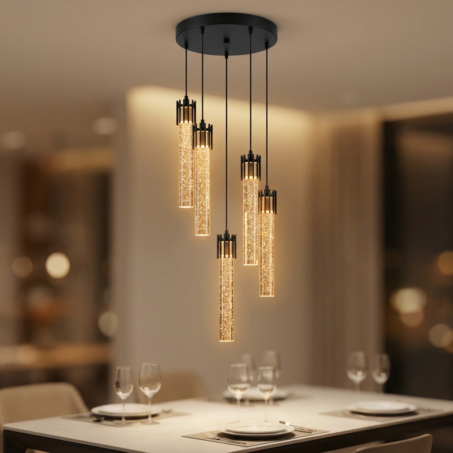 Lustre en cristal à bulles noir à cinq barreaux allumé au-dessus d'une table